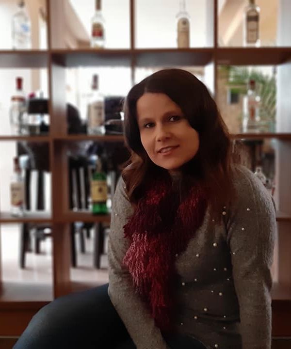 "Истинското съвършенство на човека е не в това, което има, а в това, което е" - Оскар Уайлд (есе на Николина Барбутева)