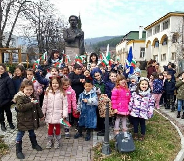 Преклонение пред Левски и от децaта в ДГ "Слънчо"-Пещера