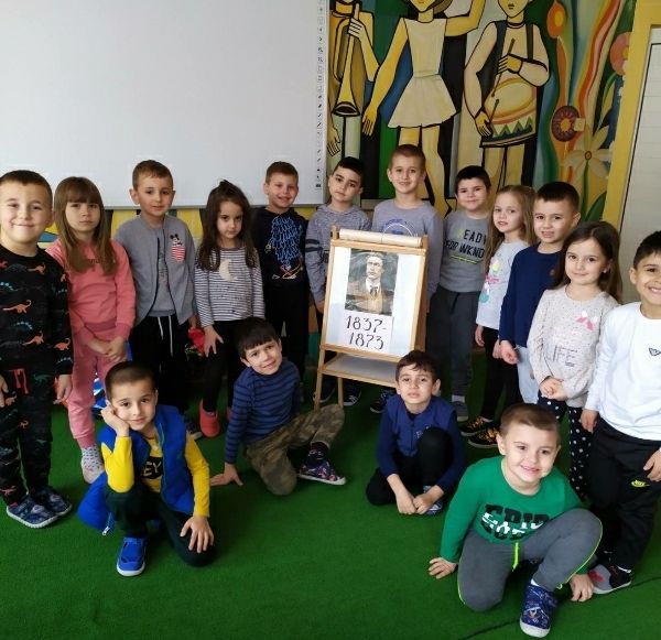 Преклонение пред Левски и от децaта в ДГ "Слънчо"-Пещера