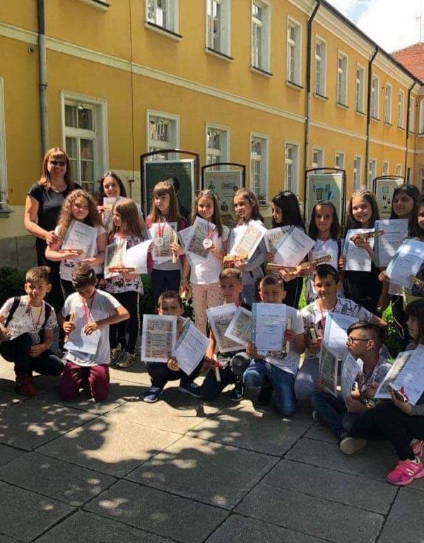 Запомнящо се "връчване на бележниците" получиха третокласниците от НУ"Михаил Каролиди" в Пещера